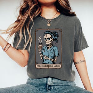 Camisetas e moletons com cartas de tarô de enfermeira, café com esqueleto de enfermeira registrada, roupas assustadoras de enfermeira, presentes de enfermeira, arte de cartas de tarô