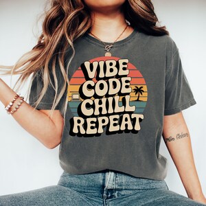Camiseta Vibe Code Chill Repeat Programmer, Camiseta Retro Sunset Coder, Regalo para desarrolladores, Camiseta para amantes de la tecnología, Regalo para estudiantes de informática