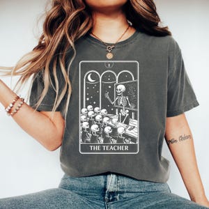 Camisetas e moletons com cartas de tarô do professor, Tarô do professor esqueleto, Roupas engraçadas para leitura de tarô, Tarô assustador, Presentes exclusivos de tarô