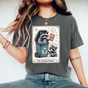 Camisetas, sudaderas, sudaderas con capucha de Trash Panda con la carta del tarot, arte divertido de mapache, camiseta gráfica novedosa, regalo para amantes de los animales, diseño de mapache adorable