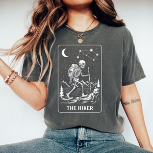 La carta del Tarot del Senderista, camisetas de senderismo con esqueleto gótico, sudaderas, sudaderas con capucha, Halloween, temporada espeluznante, celestial, ropa de senderismo
