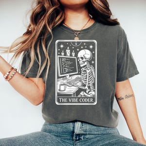 Maglietta Vibe Coder Skeleton Programmer / Maglietta divertente per programmatori / Regalo tecnologico gotico per studenti di informatica