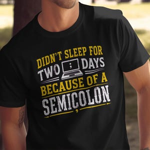 Rolig programmerare mjukvaruingenjör kodare datorutvecklare programmeringsdefinition t-shirt