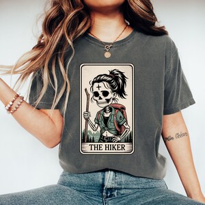 Camisetas, sudaderas y sudaderas con capucha de la carta del tarot de un esqueleto de excursionista, arte divertido del tarot de excursionista, gráfico gótico de la carta del tarot, regalo de positividad sobre la muerte, espeluznante