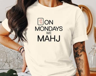 On Mondays We Mahj T-shirt, sweater, hoodie, mahjongliefhebbers, game-avond, maannieuwjaar, Aziatisch-Amerikaans, drakentegel