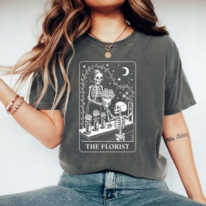 Camisetas de Tarô The Florist, Moletons com Capuz, Arte Floral de Esqueleto, Roupas de Tarô Gótico, Caveiras de Flores, Roupas de Humor Negro