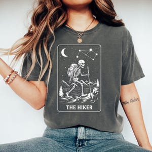 La carta del Tarot del Senderista, camisetas de senderismo con esqueleto gótico, sudaderas, sudaderas con capucha, Halloween, temporada espeluznante, celestial, ropa de senderismo
