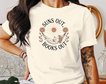 Camiseta "Suns Out Books Out", sudadera acogedora para el lector, sudadera con capucha para leer en hamaca, regalo para amantes de los libros, lectura de verano, lectura de vacaciones, camiseta "Suns Out"