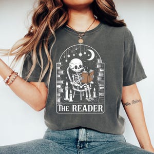 Die Leser-Skelett-Tarot-Karte T-Shirts, Sweatshirts, Hoodies, Lesebuch-Tarot-Kunst, Buch-Liebhaber-Tarot-Druck, Halloween-Tarot-Geschenk