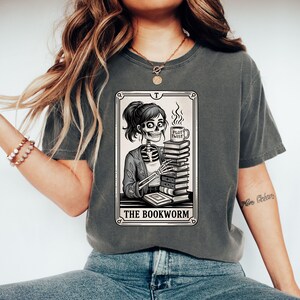 Magliette, felpe, felpe con cappuccio con tarocchi Bookworm, lettore scheletrico, colpo di scena, libri e caffè, abbigliamento da bibliotecario gotico