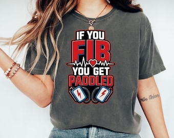 Fib gepolstertes T-Shirt | Lustiges Kardiologie Humor Tee | Krankenschwester Doktor Arzthelferin Geschenk | Herz Tech EKG Wortspiel Shirt