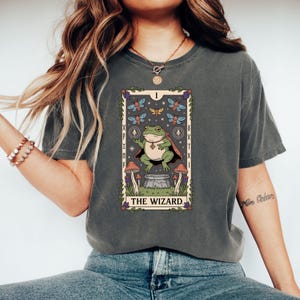 Camiseta con la carta del tarot de la rana mágica, sudadera con capucha, estética Golbincore, polilla, hongo, divertida camiseta de rana, moda Wizardcore, inspirada en la naturaleza