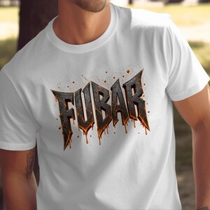 Puede incluir: Una camiseta blanca de manga corta con un estampado gráfico en el pecho. El diseño muestra la palabra FUBAR en una fuente metálica gris oscuro estilizada con detalles de líquido naranja brillante que gotea de las letras.