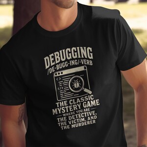 Könnte beinhalten: Ein schwarzes T-Shirt mit kurzen Ärmeln und weißem Text, der DEBUGGING /DE-BUGG-ING/-VERB lautet, einem Symbol eines Computerfensters mit einer Lupe über einem Käfer und dem Text THE CLASSIC MYSTERY GAME WHERE YOU ARE THE DETECTIVE, THE VICTIM, AND THE MURDERER.