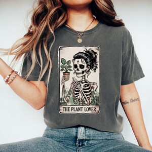 Camisetas, sudaderas y sudaderas con capucha de la carta del Tarot de la Amante de las Plantas, ropa de Halloween de la Dama Planta Esqueleto Gótico, temporada espeluznante, diseño único de Tarot