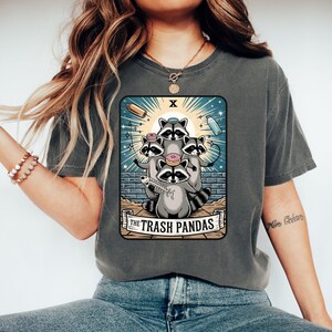 T-shirts de carte de tarot des pandas poubelles, sweat-shirts, sweats à capuche, cadeau drôle pour les amateurs de raton laveur, conception de tarot unique, art du tarot des animaux