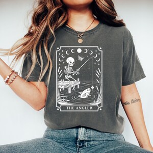 Camisetas, moletons e moletons com cartas de tarô The Angler, esqueleto de pescador, fases da lua, humor negro, camiseta gráfica engraçada, vestuário incomum