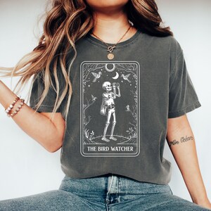 Carte de tarot T-shirts, sweat-shirts, sweats à capuche - Design gothique d'Halloween avec observateur d'oiseaux squelette, vêtements d'humour noir, cadeau effrayant pour observer les oiseaux