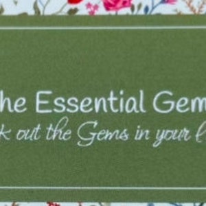 Könnte beinhalten: Ein grünes Etikett mit weißem Text, auf dem steht "The Essential Gems Seek out the Gems in your life!"