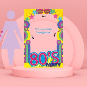 Puede incluir: Un telón de fondo de cabina de fotos para fiestas de los 80 colorido con un recorte para una cara. El telón de fondo presenta un esquema de color amarillo, azul, verde y rosa con una fuente grande de los 80 que dice "80's Party".