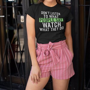 Lyssna inte på vad folk säger, titta på vad de gör - t-shirt, sarkasm - t-shirt, rolig sarkastisk t-shirt, unisex passform