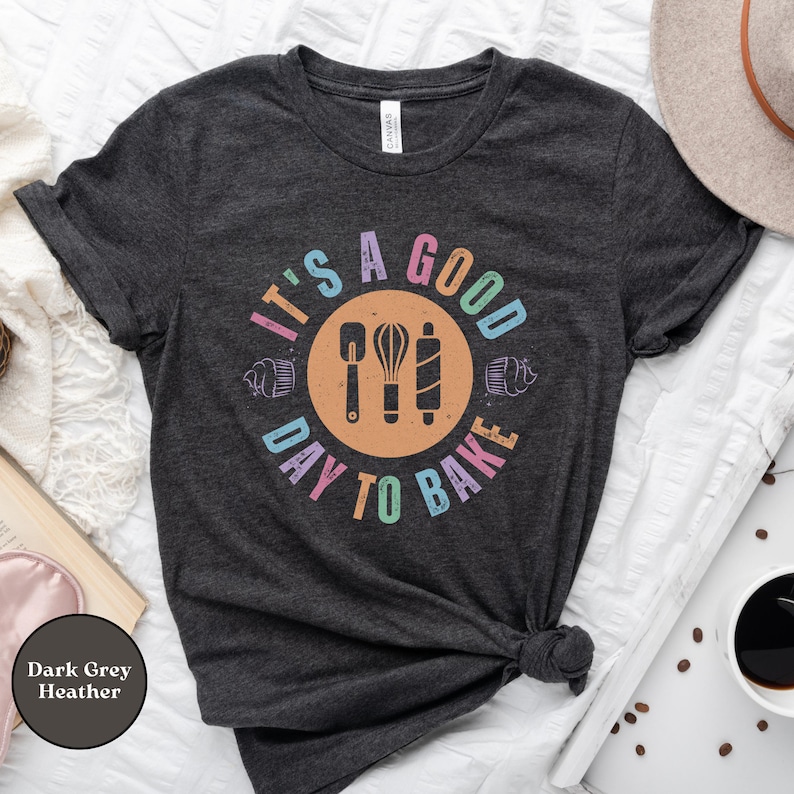 It's a Good Day to Bake Shirt, Cute Graphic Baking T-Shirt, Gift for Baker, Chef, Cake Artist, Baking Mom, Baking Mama, Baking & Cooking Tee bild 4