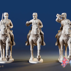 Op de afbeelding: Drie beige beelden van soldaten te paard, elk in een andere pose. Eén figuur houdt een trompet vast. De beelden staan op individuele sokkels. De tekst "Battle Honours 3D" is zichtbaar, samen met vlaggen.