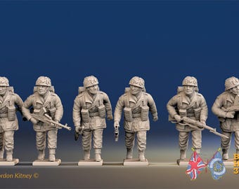 Puede incluir: Seis figuras de soldados en miniatura de color beige, cada una con un arma, están de pie en fila. Llevan cascos y mochilas. La imagen incluye el texto "Battle Honours 3D" y "Designed By Gordon Kitney".