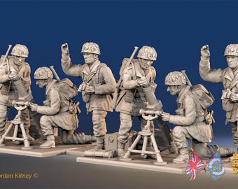 Puede incluir: Escultura detallada de seis soldados con uniformes militares, operando un mortero. Las figuras están en varias poses, algunas arrodilladas y otras de pie, con cascos y equipo detallados. La base incluye munición y el texto "Battle Honours 3D".