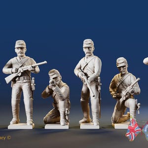 Op de afbeelding: Zes beige soldatenbeeldjes in verschillende houdingen, met geweren en pistolen, tegen een blauwe achtergrond. De tekst "Battle Honours 3D" is zichtbaar. Ontworpen door Gordon Kitney.