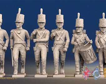 Könnte beinhalten: Eine Sammlung von sechs detaillierten Figuren von Soldaten in historischen Uniformen, jede auf einem kleinen Sockel stehend. Die Figuren sind in einer neutralen Farbe gehalten, mit hohen Hüten und militärischer Kleidung. Zwei Figuren halten Trommeln, und zwei Flaggen befinden sich unten.