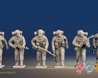 Puede incluir: Seis figuras de soldados en miniatura con uniformes de combate, cada uno con un rifle y una mochila. Las figuras están sobre bases individuales, con un fondo azul oscuro. El texto "Battle Honours 3D" es visible.