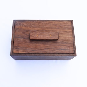 Premium walnut keepsake box, quality walnut jewelry box, gift for wedding, handmade memory box, heirloom trinket box, handcrafted valet box