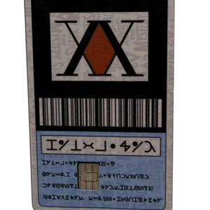 Op de afbeelding: Een rechthoekige kaart met een zwart-wit ontwerp met een groot zwart X-symbool over een rode ruit. De kaart bevat een streepjescode, een metalen chip en een lichtblauw gedeelte aan de onderkant met gestileerde, niet-Latijnse tekens in zwart.
