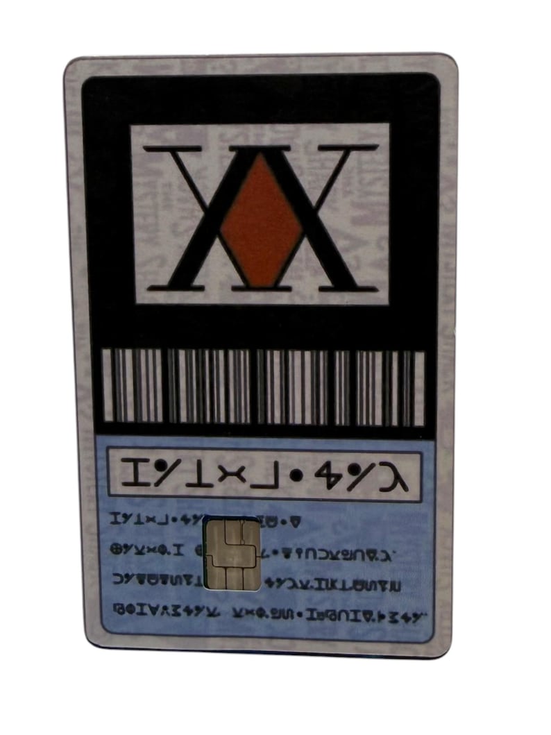 Op de afbeelding: Een rechthoekige kaart met een zwart-wit ontwerp met een groot zwart X-symbool over een rode ruit. De kaart bevat een streepjescode, een metalen chip en een lichtblauw gedeelte aan de onderkant met gestileerde, niet-Latijnse tekens in zwart.