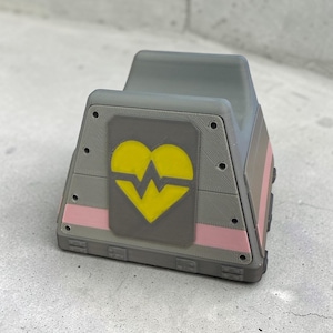 以下が含まれることがあります： 白のセラミックマグカップ、黒いハンドル付き。「But First, Coffee」の手書き風テキスト。白い表面に置かれています。マグカップの高さは約10cmです。