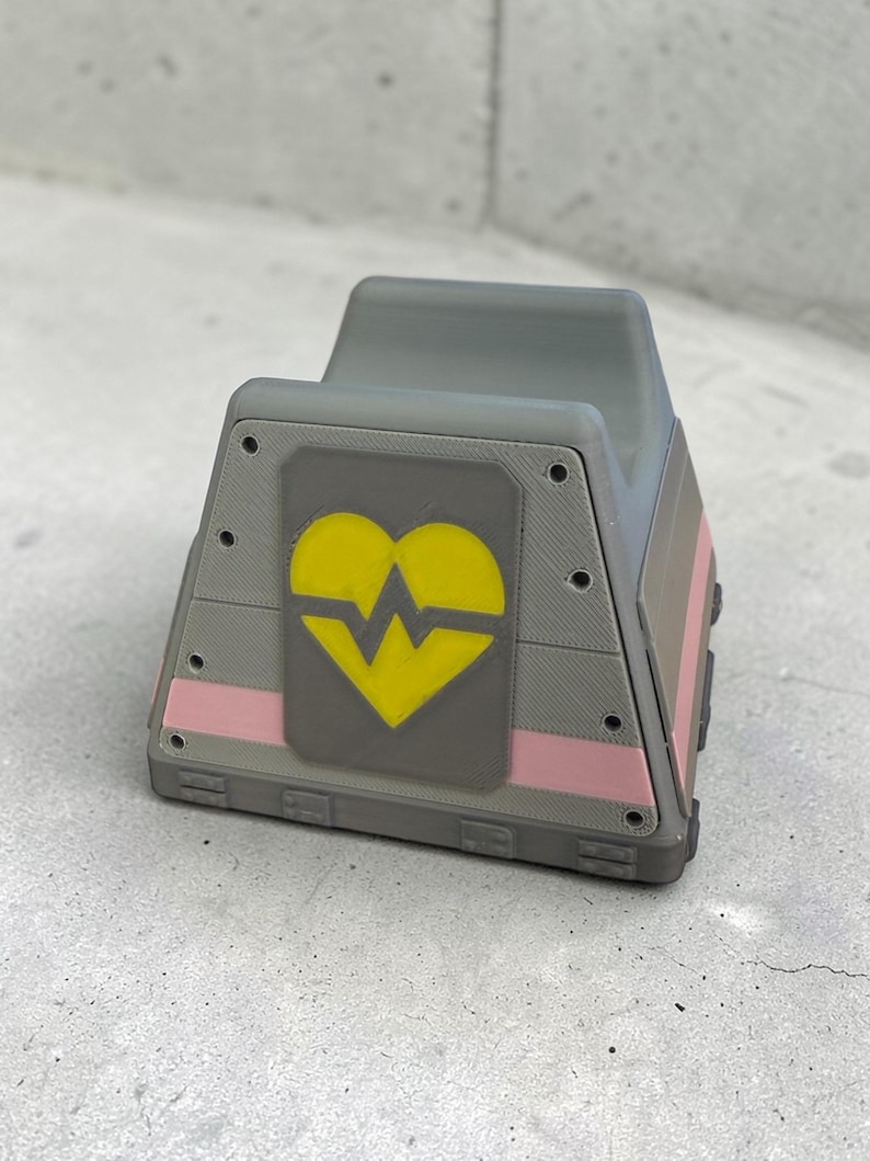 以下が含まれることがあります： 白のセラミックマグカップ、黒いハンドル付き。「But First, Coffee」の手書き風テキスト。白い表面に置かれています。マグカップの高さは約10cmです。