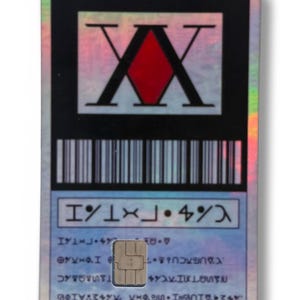 Op de afbeelding: Een rechthoekige holografische kaart met een zwart vierkant met een grote zwarte X en een rode ruitvorm. Daaronder bevinden zich een streepjescode en een lichtblauw gedeelte met een metalen chip en rijen fictieve tekens en symbolen.