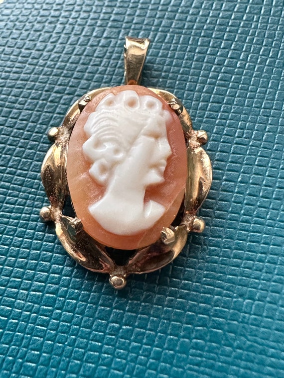 Vintage 9ct Gold hand carved shell Cameo Necklace 