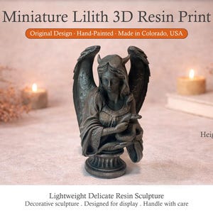 Op de afbeelding: Miniatuur hars sculptuur van Lilith, handgeschilderd in Colorado, VS. Het beeld, met een hoogte van 5 cm, toont een gevleugelde figuur met hoorns, die een slang vasthoudt. De sculptuur is ontworpen voor weergave en is lichtgewicht.
