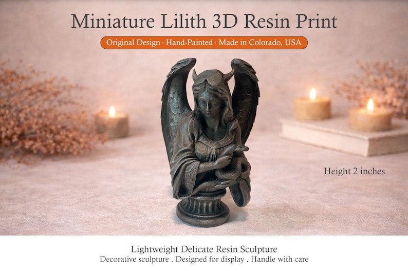 Op de afbeelding: Miniatuur hars sculptuur van Lilith, handgeschilderd in Colorado, VS. Het beeld, met een hoogte van 5 cm, toont een gevleugelde figuur met hoorns, die een slang vasthoudt. De sculptuur is ontworpen voor weergave en is lichtgewicht.