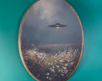 Może przedstawiać: Owalne dzieło sztuki przedstawiające UFO nad polem kwiatów pod zachmurzonym niebem. Dzieło ma złotą ramę i jest zamontowane na turkusowej ścianie. Obraz wywołuje poczucie tajemnicy i nieznanego.