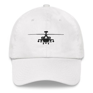 Op de afbeelding: Een witte baseballpet met een zwart silhouet van een helikopter op de voorkant.