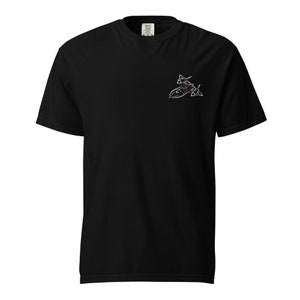 Op de afbeelding: Zwart T-shirt met een klein geborduurd beeld van een zwart straalvliegtuig op de linker borst.