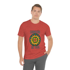 典型的なカートの車輪のデザインが施されたコスタリカのTシャツ、Corazon de Tico