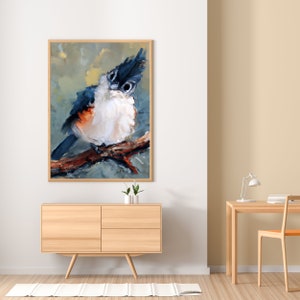 Könnte beinhalten: Ein Gemälde eines blau-weißen Vogels, der auf einem Ast sitzt. Der Vogel hat große, dunkle Augen und eine flauschige weiße Brust. Der Hintergrund ist ein weiches, gedämpftes Grün und Blau.