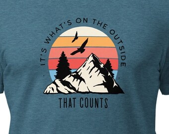 Es lo que hay en el exterior lo que cuenta: camiseta unisex supersuave de aventura de estilo vintage