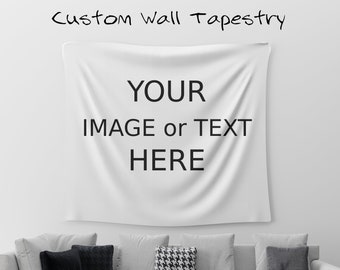 Könnte beinhalten: Weiße, individuelle Wandtapete mit dem Text "YOUR IMAGE or TEXT HERE" in Schwarz. Die Worte "Custom Wall Tapestry" sind in schwarzer Schrift oben geschrieben. Im Vordergrund befindet sich ein Sofa mit Kissen.