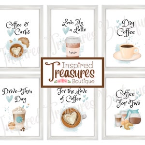Può includere: Set di sei stampe ad acquerello con illustrazioni a tema caffè e testo. Le stampe presentano uno sfondo blu chiaro con cornici bianche. Il testo include "Coffee & Carbs", "Love Me a Latte", "DIY Coffee", "Drive-Thru Day", "For the Love of Coffee", e "Coffee for Two".