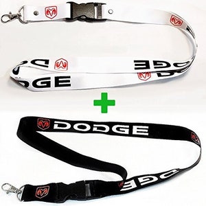 Puede incluir: Dos cordones de la marca Dodge. Uno es blanco con la inscripción Dodge en rojo y un logotipo de carnero rojo. El otro es negro con la inscripción Dodge en blanco. Ambos tienen un clip de plástico negro.